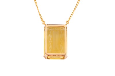 Lot 143 - A CITRINE PENDANT NECKLACE