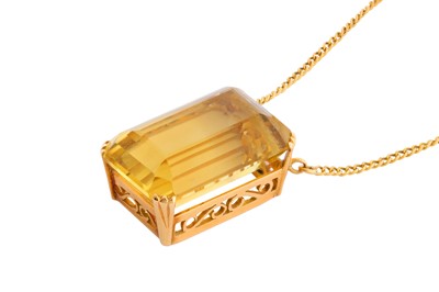 Lot 143 - A CITRINE PENDANT NECKLACE