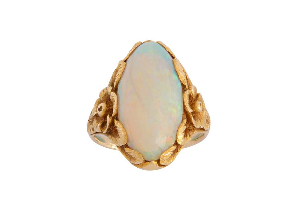 Lot 30 - AN OPAL RING