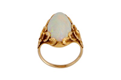 Lot 30 - AN OPAL RING