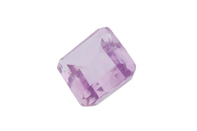 Lot 86 - AN AMETHYST RING