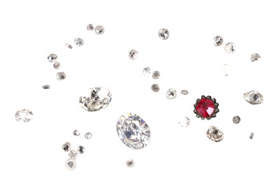 Lot 60 - A GROUP OF LOOSE DIAMONDS AND A RED STONE