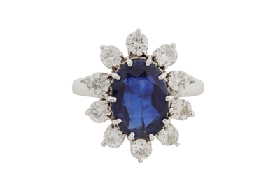 Lot 266 - A SAPPHIRE AND DIAMOND CLUSTER RING