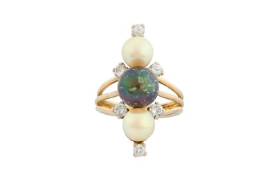 Lot 36 - A PEARL AND DIAMOND RING