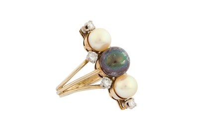 Lot 36 - A PEARL AND DIAMOND RING