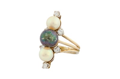 Lot 36 - A PEARL AND DIAMOND RING