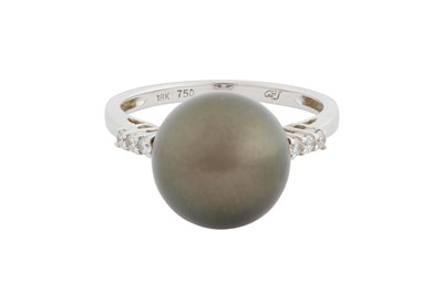 Lot 257 - A CULTURED PEARL AND DIAMOND RING