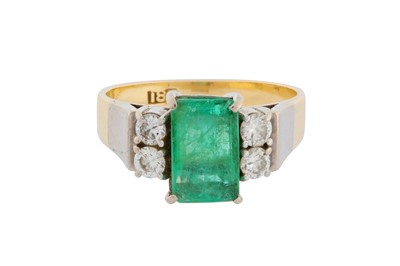 Lot 262 - AN EMERALD AND DIAMOND RING