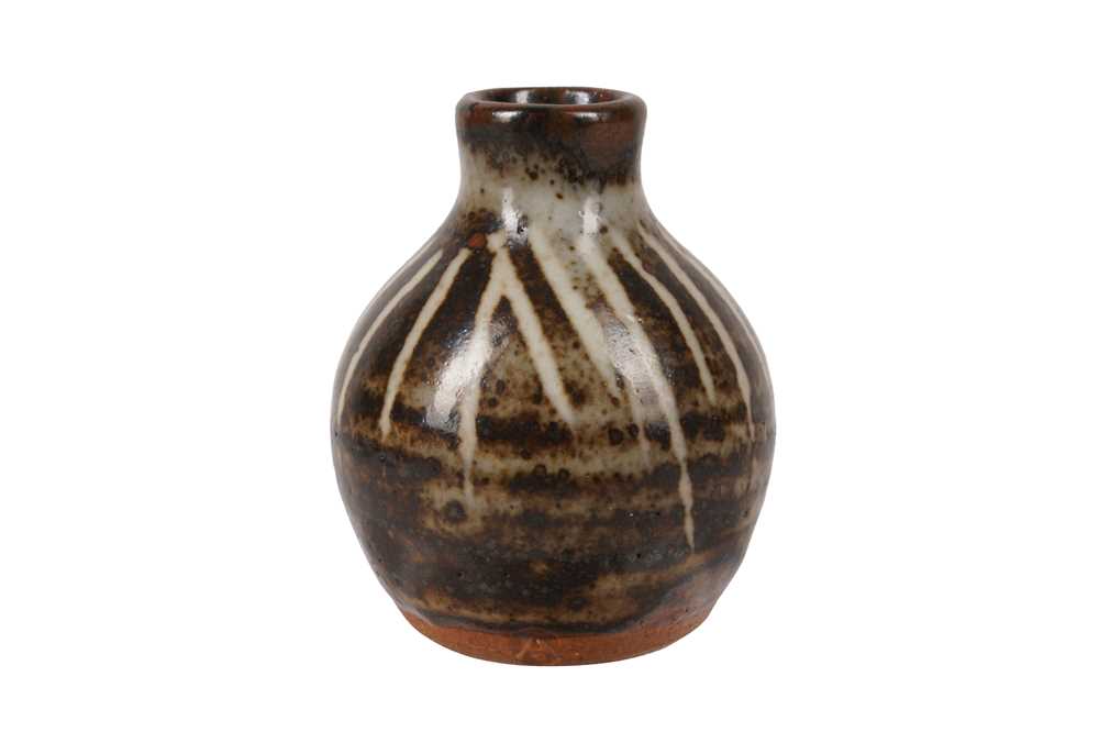Lot 94 - GEOFFREY WHITING (BRITISH 1919-1988) FOR AVONCROFT POTTERY