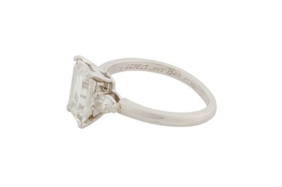 Lot 303 - VAN CLEEF & ARPELS Ι A THREE-STONE DIAMOND RING