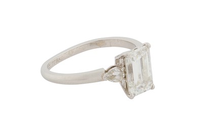 Lot 303 - VAN CLEEF & ARPELS Ι A THREE-STONE DIAMOND RING