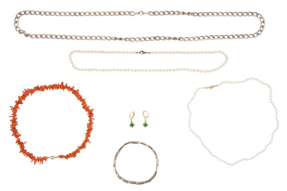 Lot 56 - A GROUP OF SILVER, COSTUME, PEARL AND CORAL JEWELLERY