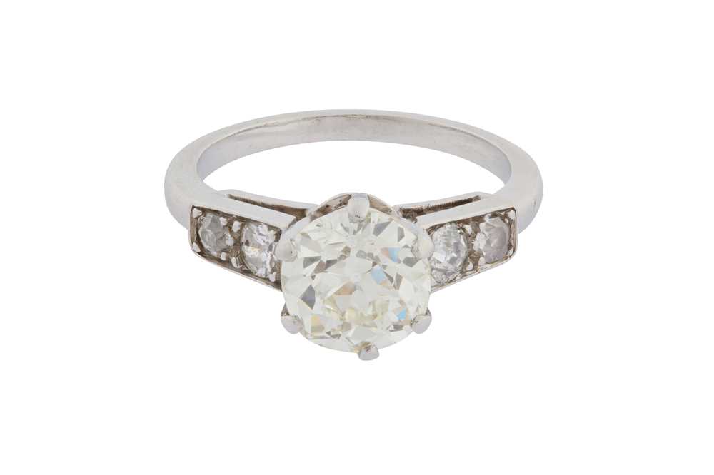 Lot 72 - A SINGLE-STONE DIAMOND RING