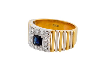 Lot 187 - A SAPPHIRE AND DIAMOND RING