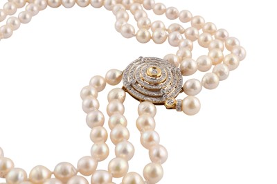 Lot 192 - A THREE-ROW PEARL NECKLACE