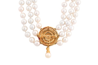 Lot 192 - A THREE-ROW PEARL NECKLACE