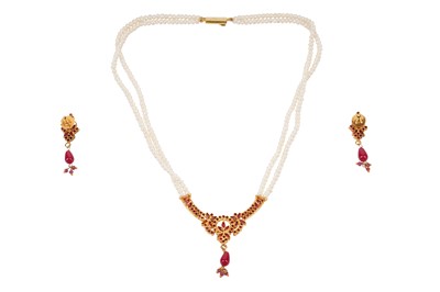 Lot 59 - A RUBY AND PEARL NECKLACE AND EARRINGS SUITE