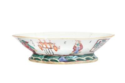 Lot 118 - A CHINESE FAMILLE-ROSE FOOTED 'WU SHUANG PU' DISH