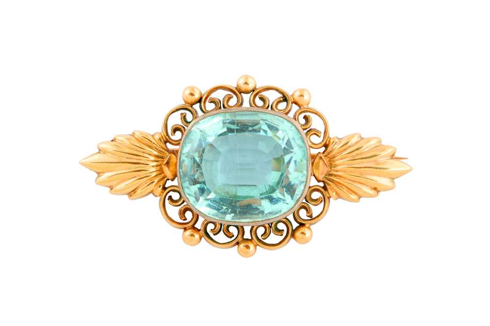 Lot 119 - AN AQUAMARINE BROOCH