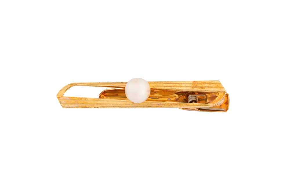 Lot 141 - MIKIMOTO | A PEARL TIE CLIP