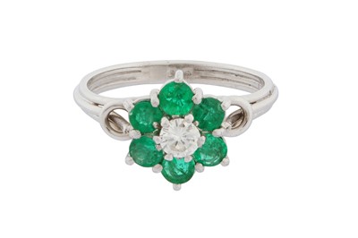 Lot 260 - A DIAMOND AND EMERALD CLUSTER RING