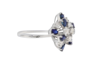 Lot 2 - A SAPPHIRE AND DIAMOND RING