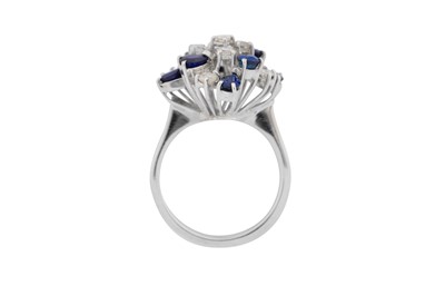 Lot 2 - A SAPPHIRE AND DIAMOND RING