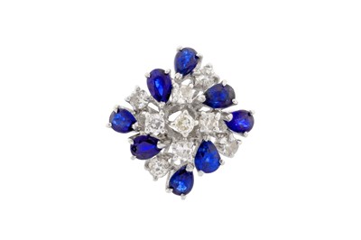 Lot 271 - A SAPPHIRE AND DIAMOND RING