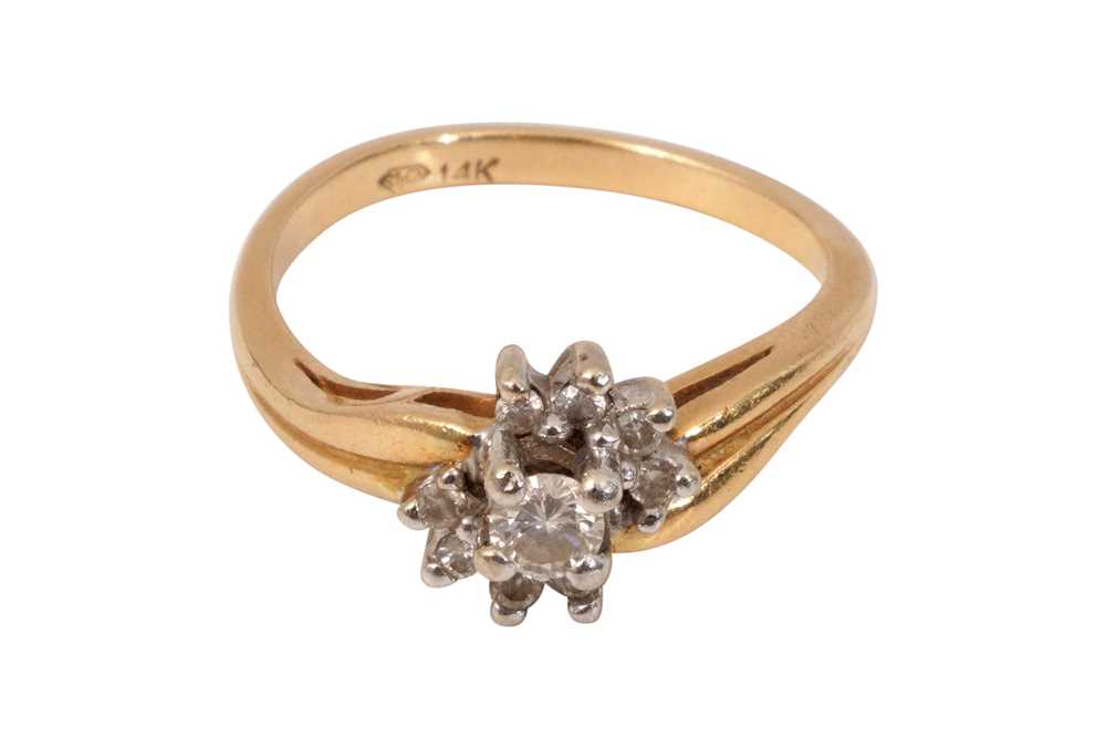 Lot 15 - A DIAMOND RING