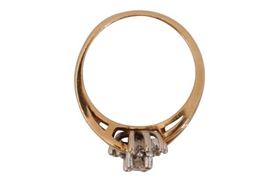 Lot 15 - A DIAMOND RING
