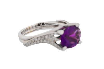 Lot 102 - AN AMETHYST AND DIAMOND RING