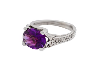 Lot 102 - AN AMETHYST AND DIAMOND RING