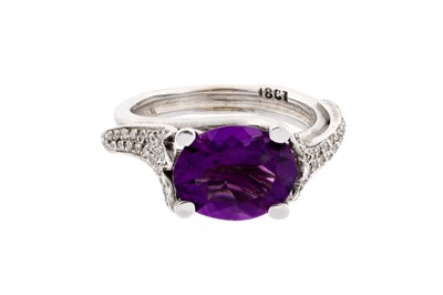 Lot 102 - AN AMETHYST AND DIAMOND RING