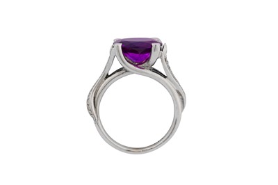 Lot 102 - AN AMETHYST AND DIAMOND RING