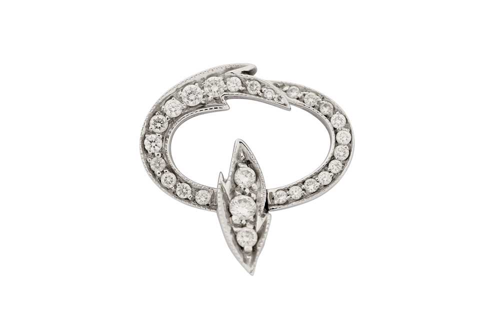 Lot 27 - A DIAMOND PENDANT