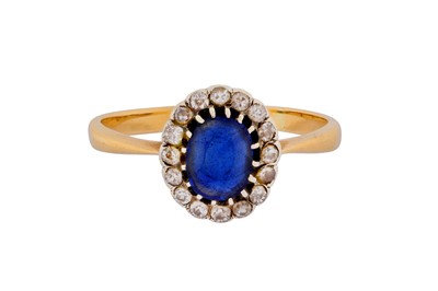 Lot 237 - A SAPPHIRE AND DIAMOND CLUSTER RING