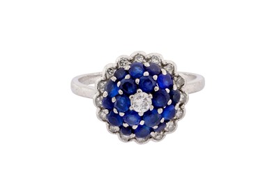 Lot 273 - A SAPPHIRE AND DIAMOND RING