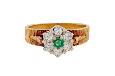 Lot 222 - AN EMERALD AND DIAMOND CLUSTER RING