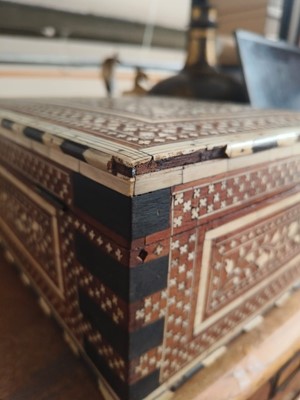 Lot 34 - AN IVORY INLAY BOX WITH MIRROR