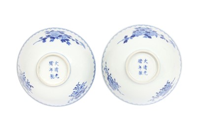 Lot 351 - A PAIR OF CHINESE BLUE AND WHITE 'BLOSSOMS' BOWLS