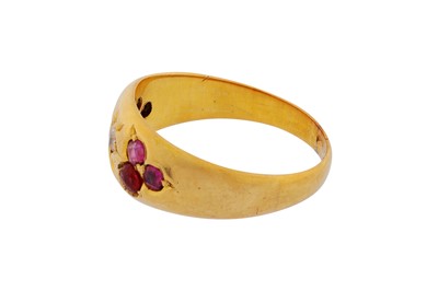 Lot 42 - A RUBY AND DIAMOND RING