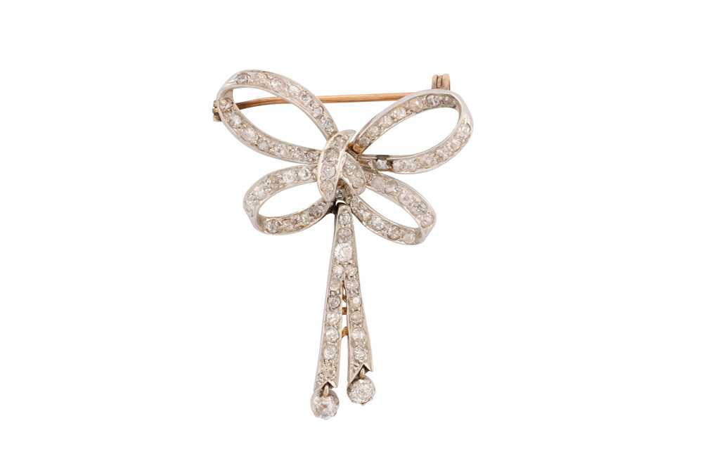 Lot 58 - A DIAMOND BOW BROOCH