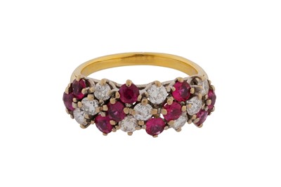 Lot 217 - A RUBY AND DIAMOND RING