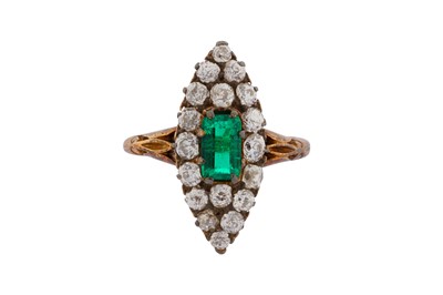 Lot 50 - AN EMERALD AND DIAMOND RING