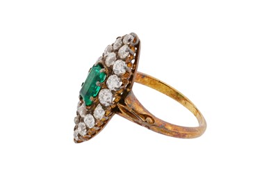 Lot 50 - AN EMERALD AND DIAMOND RING