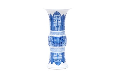 Lot 439 - A CHINESE BLUE AND WHITE BEAKER VASE, GU