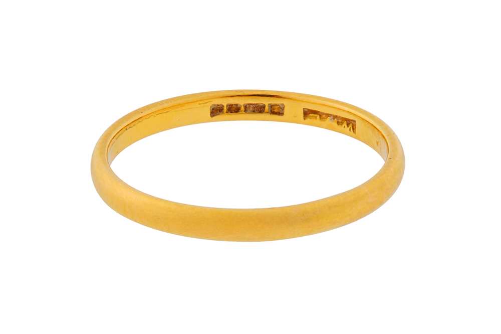 Lot 18 - A 22CT YELLOW GOLD BAND
