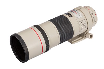 Lot 190 - A Canon EF 300mm f/4 L IS USM Lens