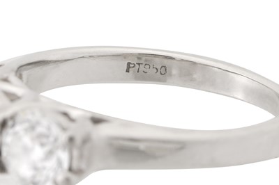 Lot 405 - A THREE-STONE DIAMOND RING