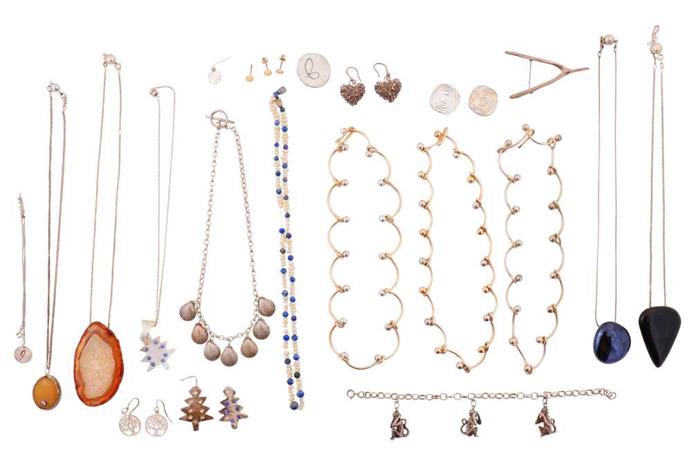 Lot 58 - A GROUP OF SILVER AND COSTUME JEWELLERY